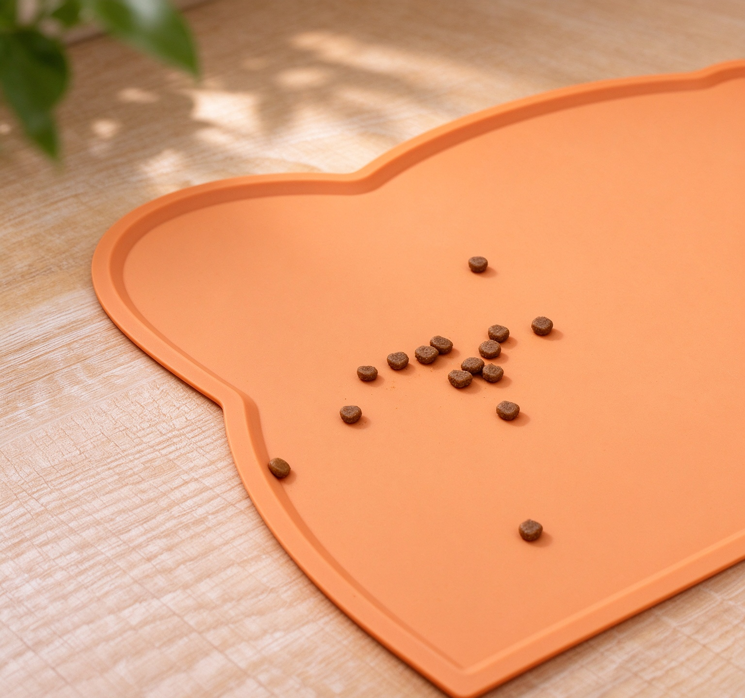 Orange cat ear silicone pet feeding mat scattered pet kibble